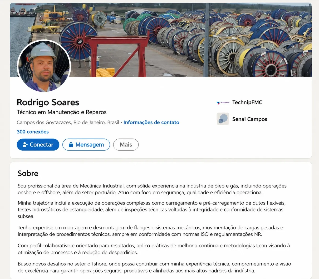 Perfil de Rodrigo Soares no LinkedIn antes do Método RADAR: capa com foto de bobinas de cabos em um porto, título curto (Técnico em Manutenção e Reparos), 300 conexões e um Sobre longo em cinco parágrafos.